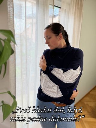 Proč hledat dál, když tahle padne dokonale? Měkká, poddajná a přesto elegantní. Navržena tak, aby ladila s tvým tempem,...